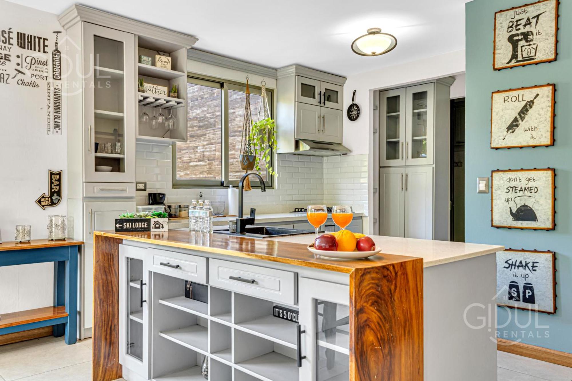 Luxe, Mountain View, Upscale Located At Escalon